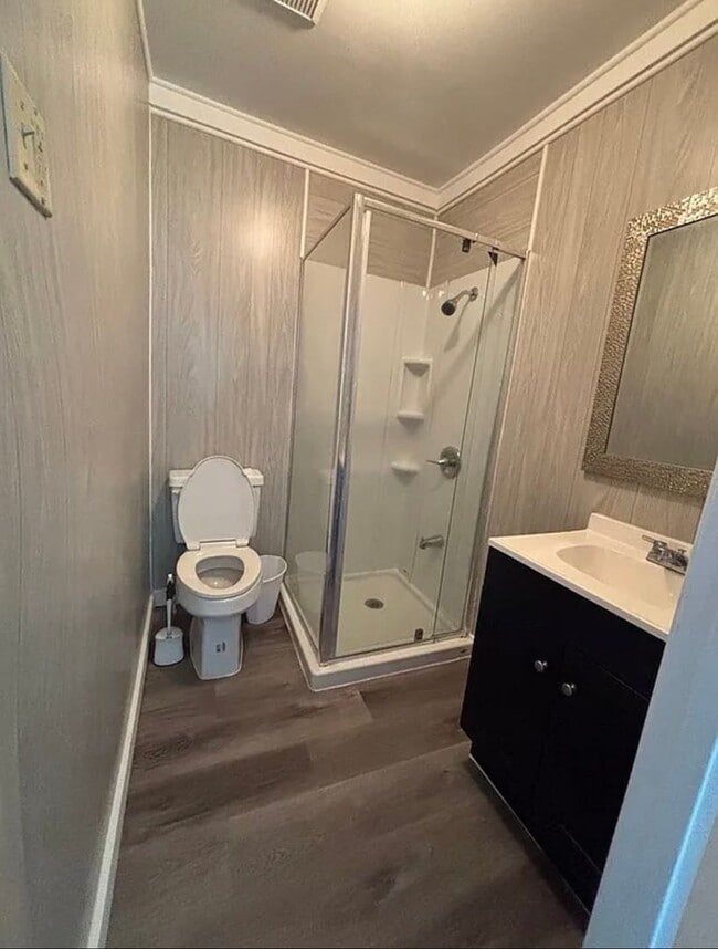 Building Photo - Large 4 Bedroom 4 bath house