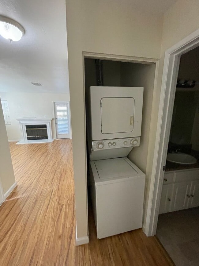 Building Photo - DOWNSTAIRS CONDO IN GATED COMMUNITY