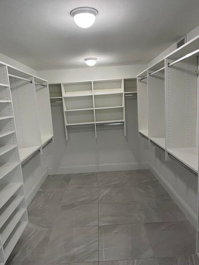 Building Photo - 155 Yacht Club Dr