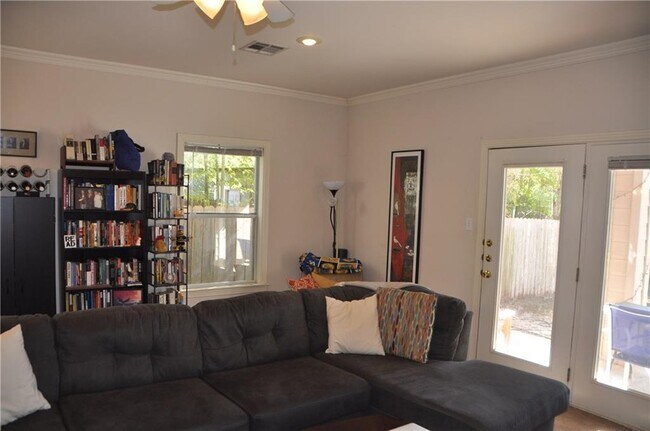 Building Photo - 609 E 49th St