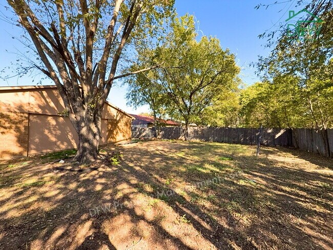Building Photo - 3-Bedroom Home with Fireplace, Covered Patio & Large Fenced Backyard