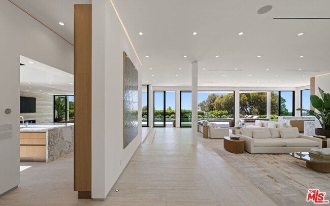 Building Photo - 365 Trousdale Pl