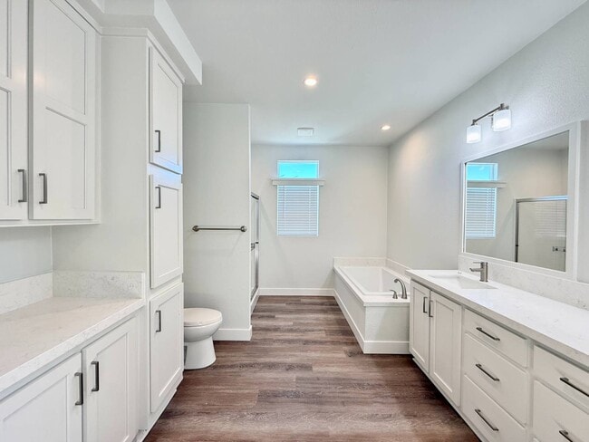 Building Photo - 44 Pine Via