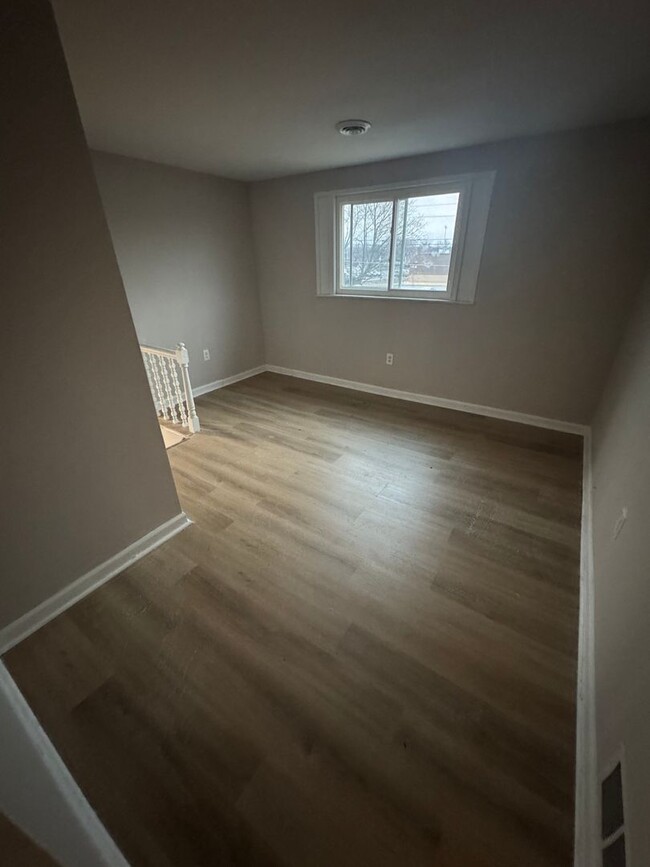 Building Photo - Spacious 6 bedroom - **1 MONTH FREE RENT**