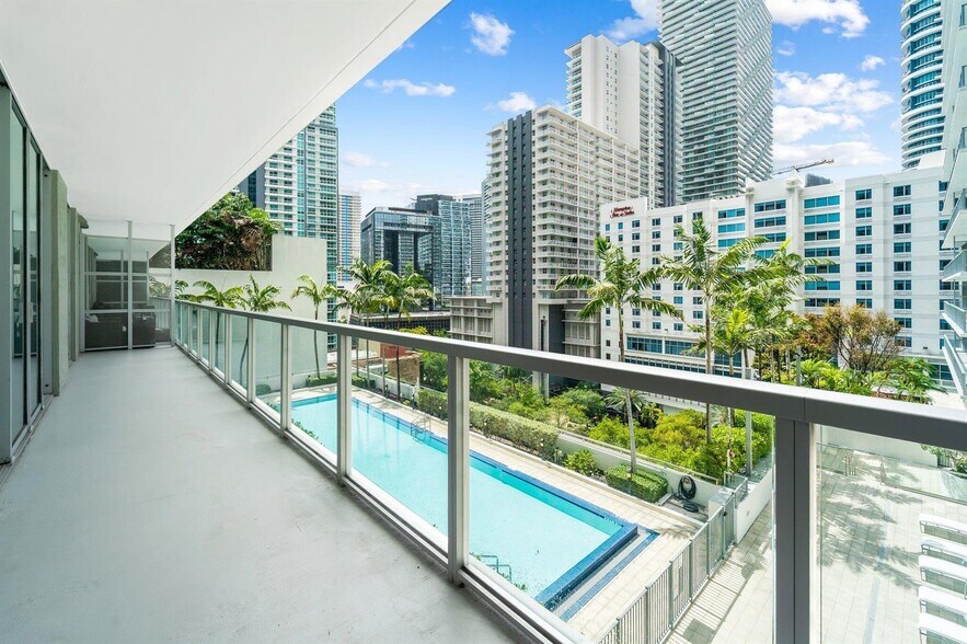 Building Photo - 1111 SW 1st Ave