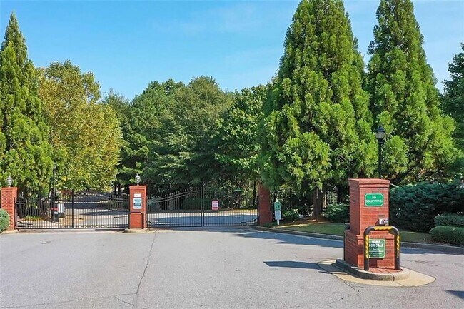 Building Photo - 5480 Glenridge View NE