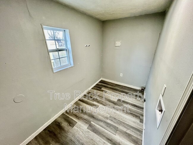 Building Photo - 610 W 1st St