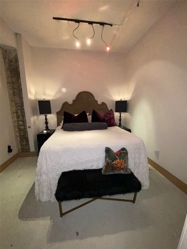 Building Photo - 705 Main St