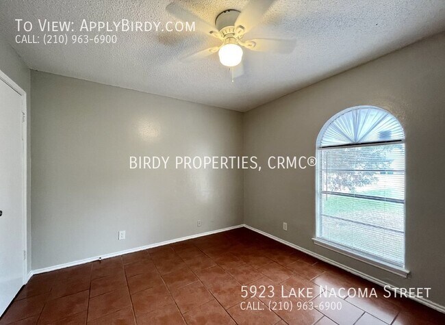 Building Photo - *4 Bed, 2 Bath Home Located in Lakeside**