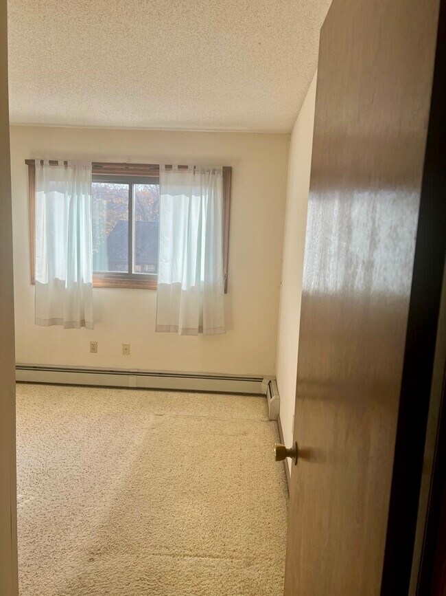 Building Photo - 649 Middle Tpke E