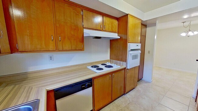 Building Photo - Lease listing - Pasadena Ave