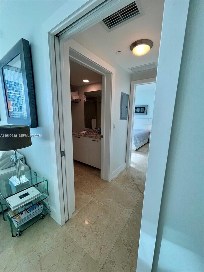 Building Photo - 950 Brickell Bay Dr