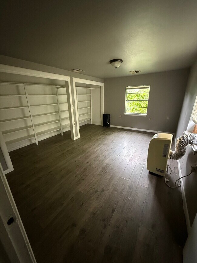 Building Photo - Cozy Living in the Heart of OKC – 1BR Retr...