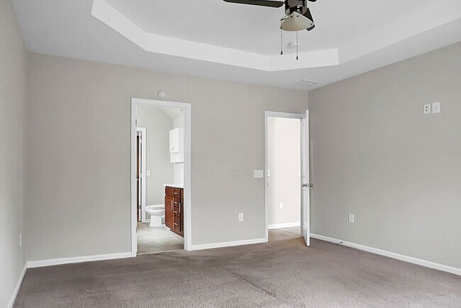 Building Photo - 3 bedrooms, 2.5 bathrooms  2-car garage in...