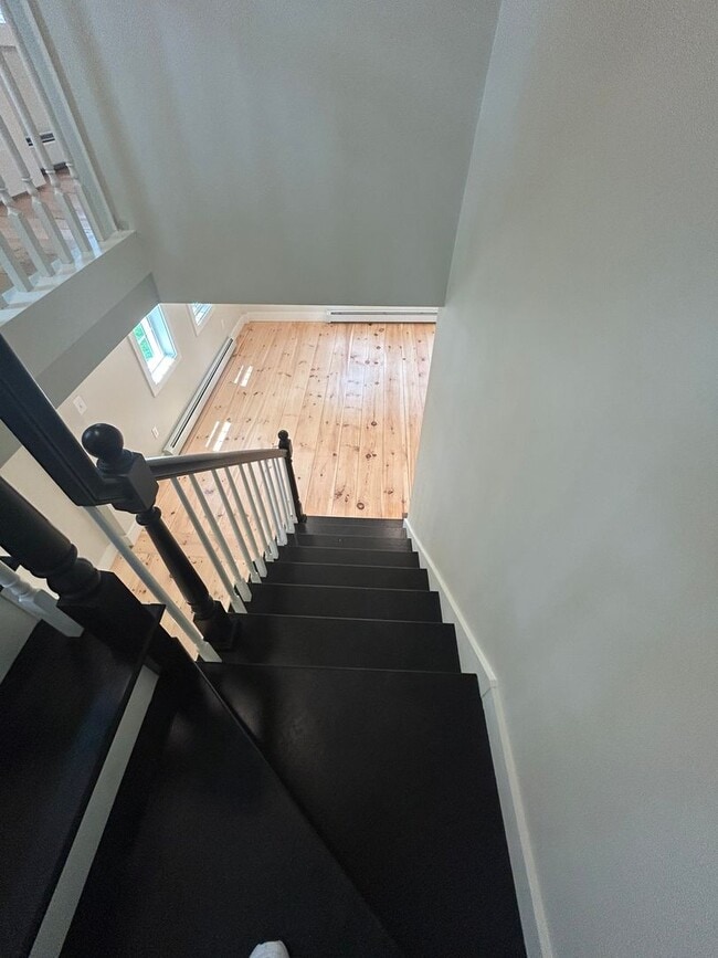 Building Photo - Beautiful renovated 5 bedroom 2.5 bath sin...