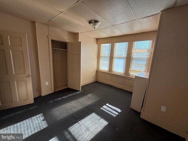 Building Photo - 2413 W Indiana Ave