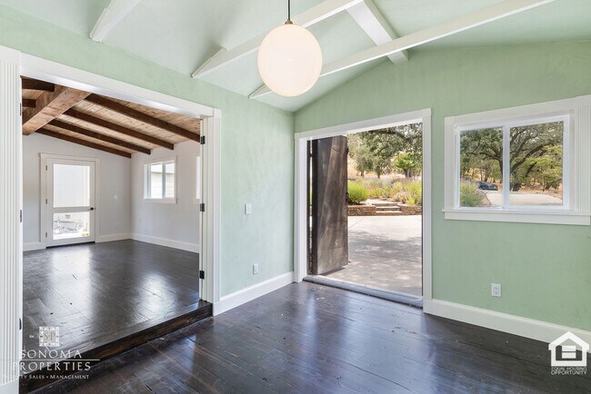 Building Photo - Wine Country Living in Spacious Glen Ellen...