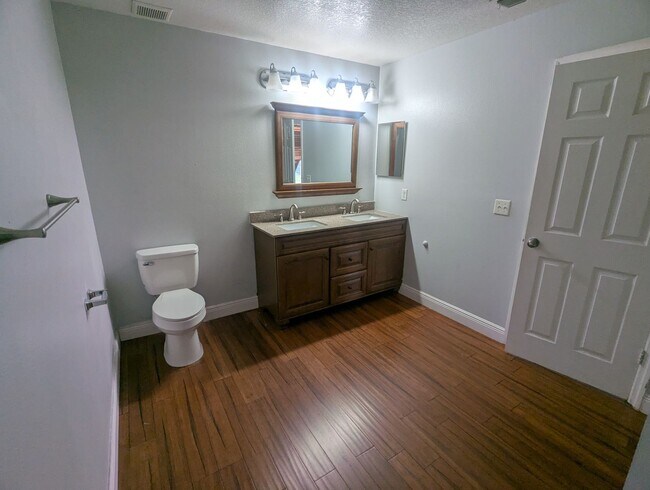 Building Photo - For Rent: Spacious, Open Floor Plan, 4 Bedroom House, Mount Dora Florida.