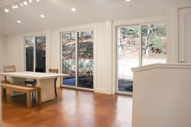 Building Photo - 21 Woodbury Rd