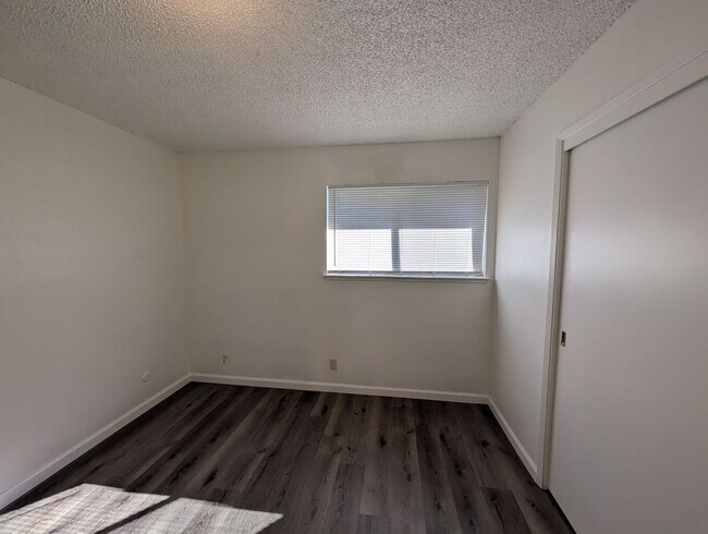 Building Photo - 1046 W 21st St