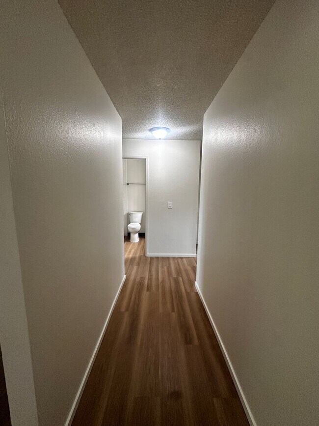 Building Photo - Spacious 3-Bedroom Apartment with Limited-...
