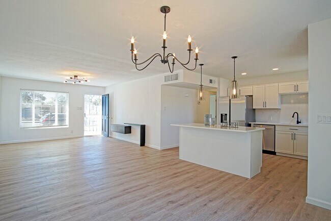 Building Photo - UPTOWN UPDATED 3/BD 2/BA 1/CG