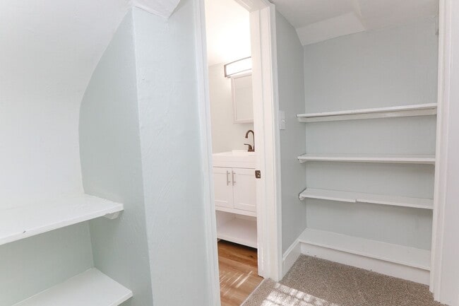 Building Photo - Charming Bungalow