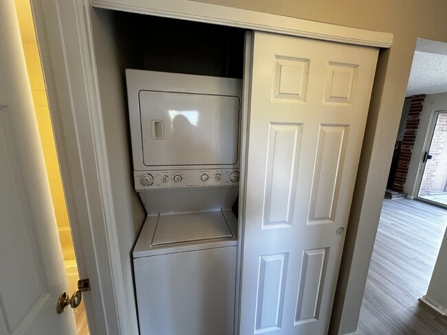 Building Photo - AVAILABLE NOW!  Charming Chestnut Condo!
