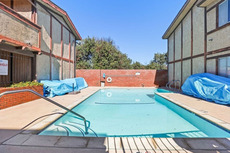 Building Photo - 5500 Lindley Ave