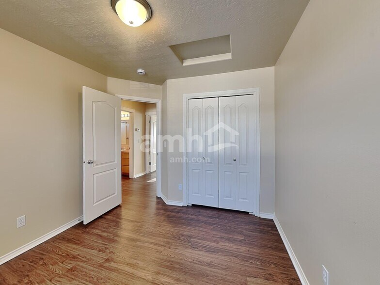 Building Photo - 956 S Wild Yucca Ave