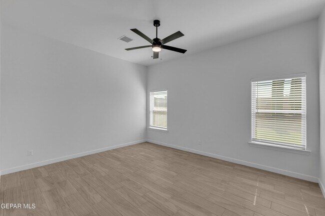 Building Photo - 781 Cedarwood Ave
