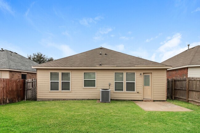 Building Photo - $1,795 4 Bed/2 Bath/2 Garage Ready for Move-in Forney Home in Windmill Farms