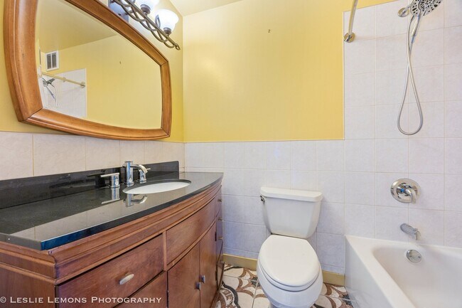 Building Photo - 5600 Hillcrest Ln