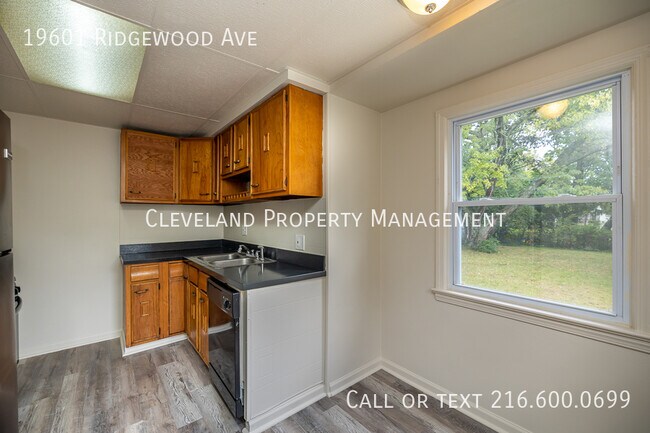 Building Photo - 19601 Ridgewood Ave