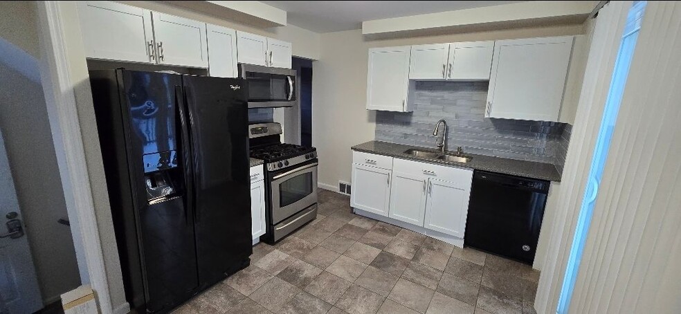 Building Photo - 18433 Fox