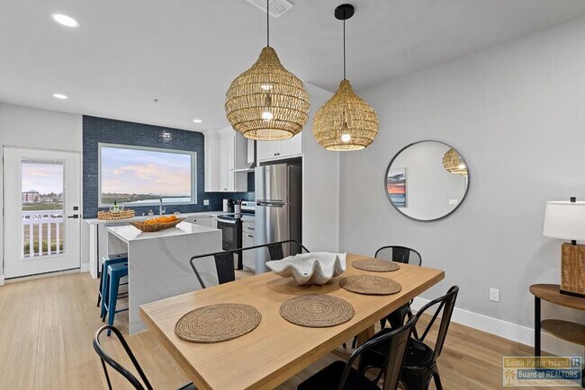 Building Photo - 111 W Sunny Isle Dr