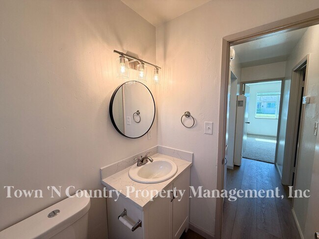 Building Photo - 818-820 University Ave.