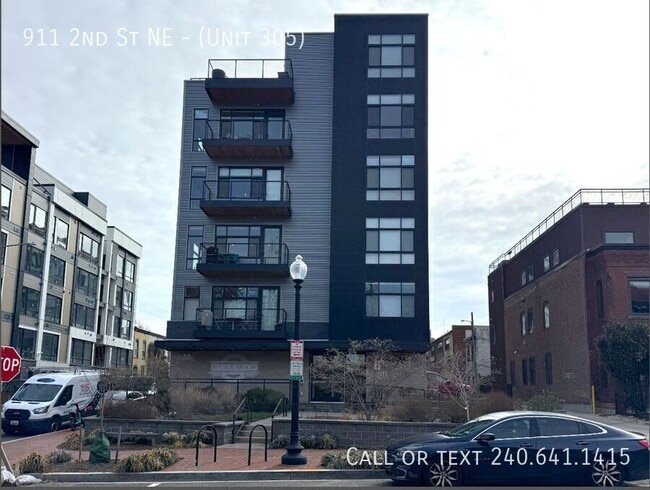 Building Photo - 911 2nd St NE