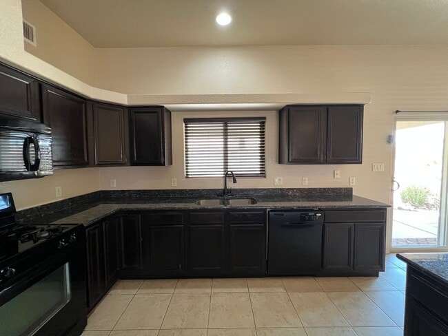 Building Photo - POOL HOME IN ESTRELLA!