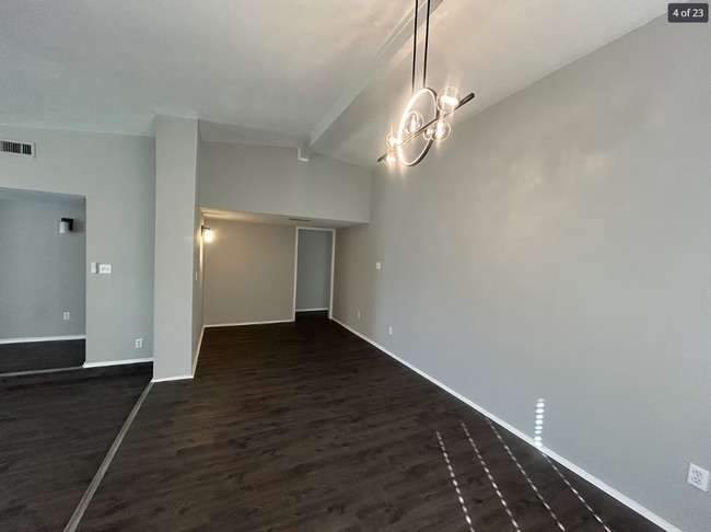 Building Photo - 2801 Meadowview Dr