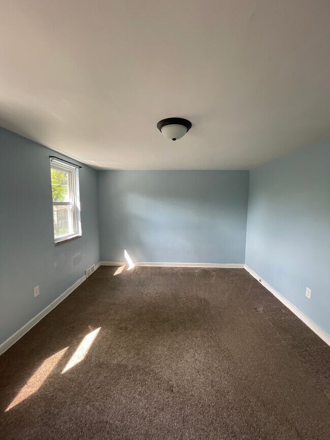Building Photo - 2 bed 1.5 bath home in Pittsburgh Pa!