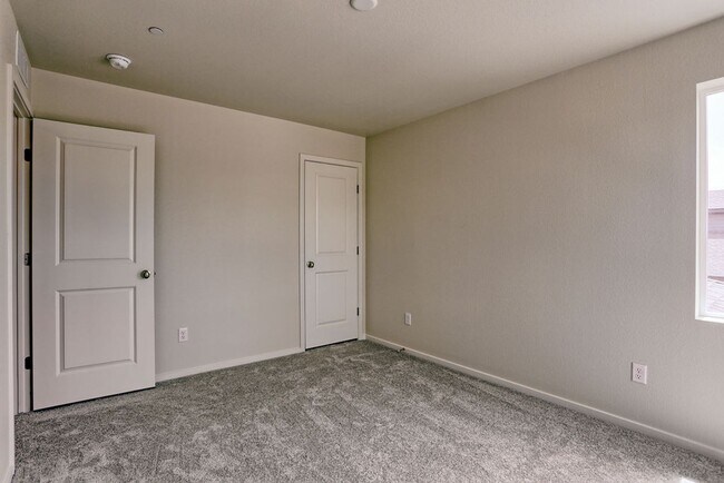 Building Photo - 4768 Champlain Dr