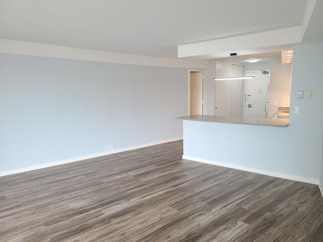 Building Photo - 300 N State St