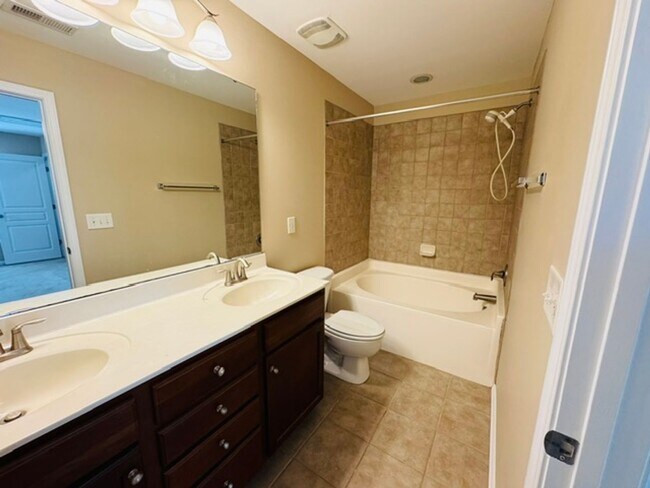 Building Photo - Gorgeous 3 Bedroom Townhome - Ready and Available