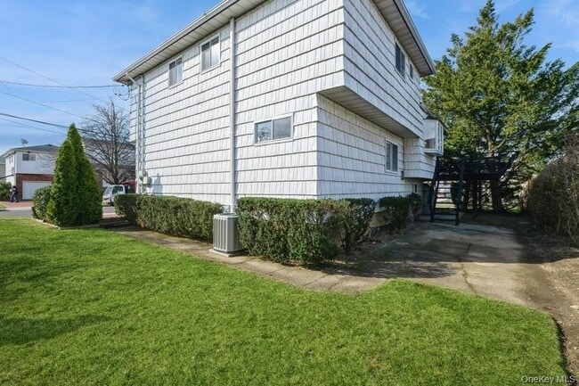 Building Photo - 482 Harbor Dr