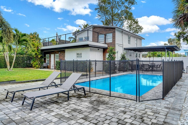 Building Photo - 311 SE 3rd Ave