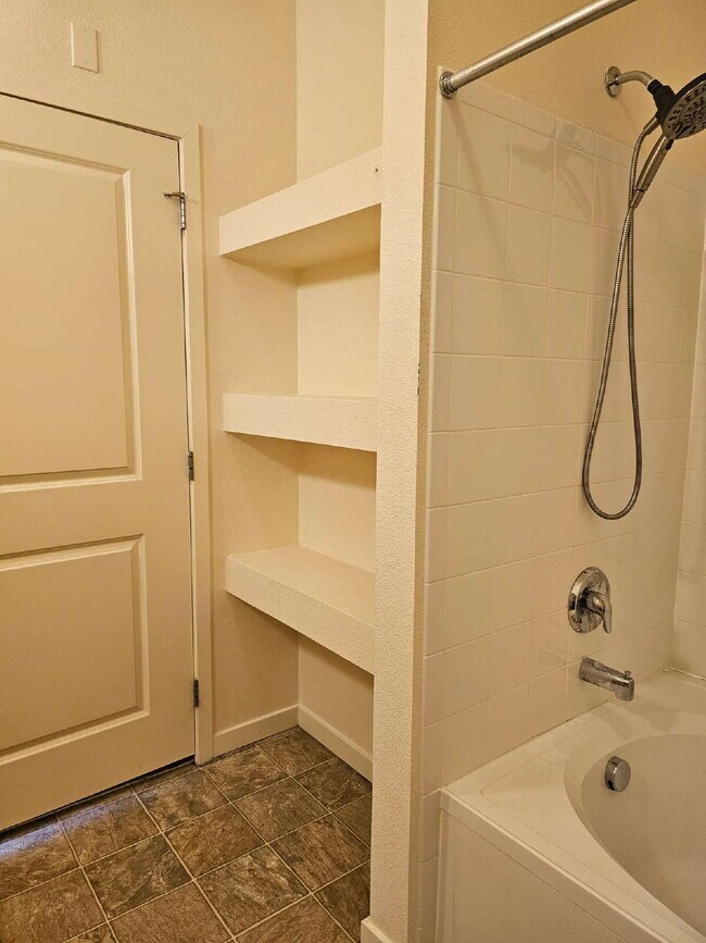 Building Photo - Convenient and Spacious 2BR/2BA in Park Hill of Denver