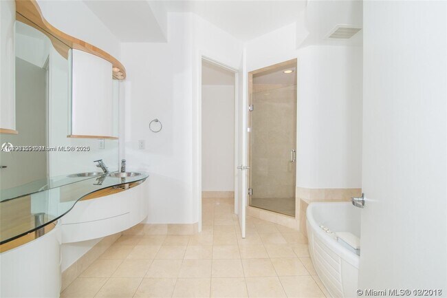 Building Photo - 18101 Collins Ave