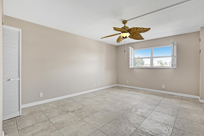 Building Photo - 1160 Hillsboro Mile