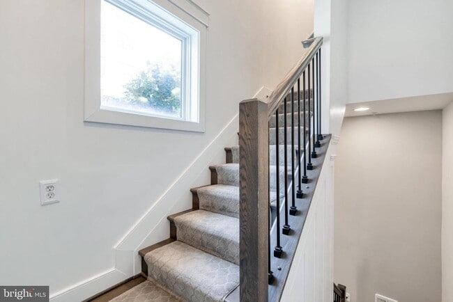 Building Photo - 621 Bluemont Ave